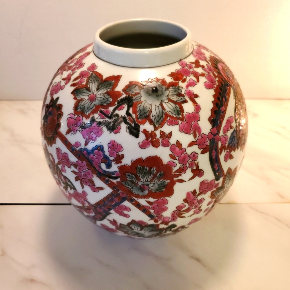 LOVELY ORIENTAL DECORATIVE VASE.